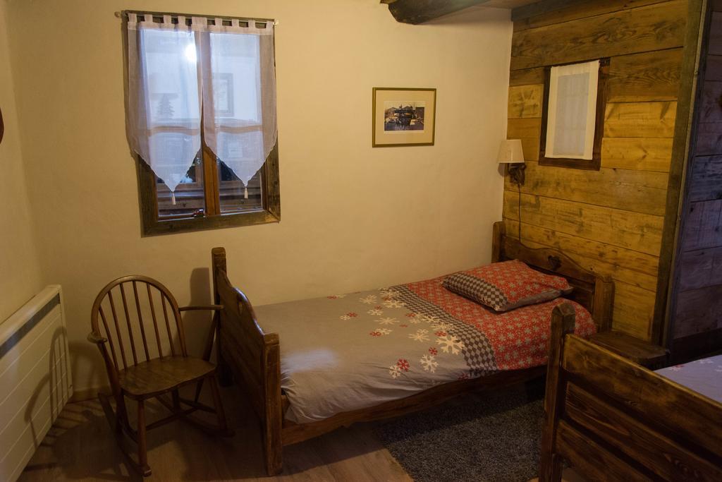 לינה וארוחת בוקר סנט-פואה-טארונטז Chalet Bois D'Antan חדר תמונה